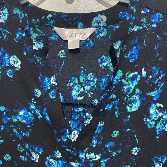 Decree Women's Navy Blue Floral V-Neck 3/4 Tab Sleeve Blouse Top Size Small - Picture 8 of 8